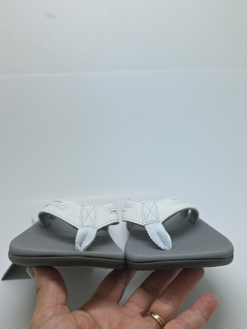 NWT Eddie Bauer White Faux Leather Flip Flops Slip On Womens 6 - Picture 11 of 14